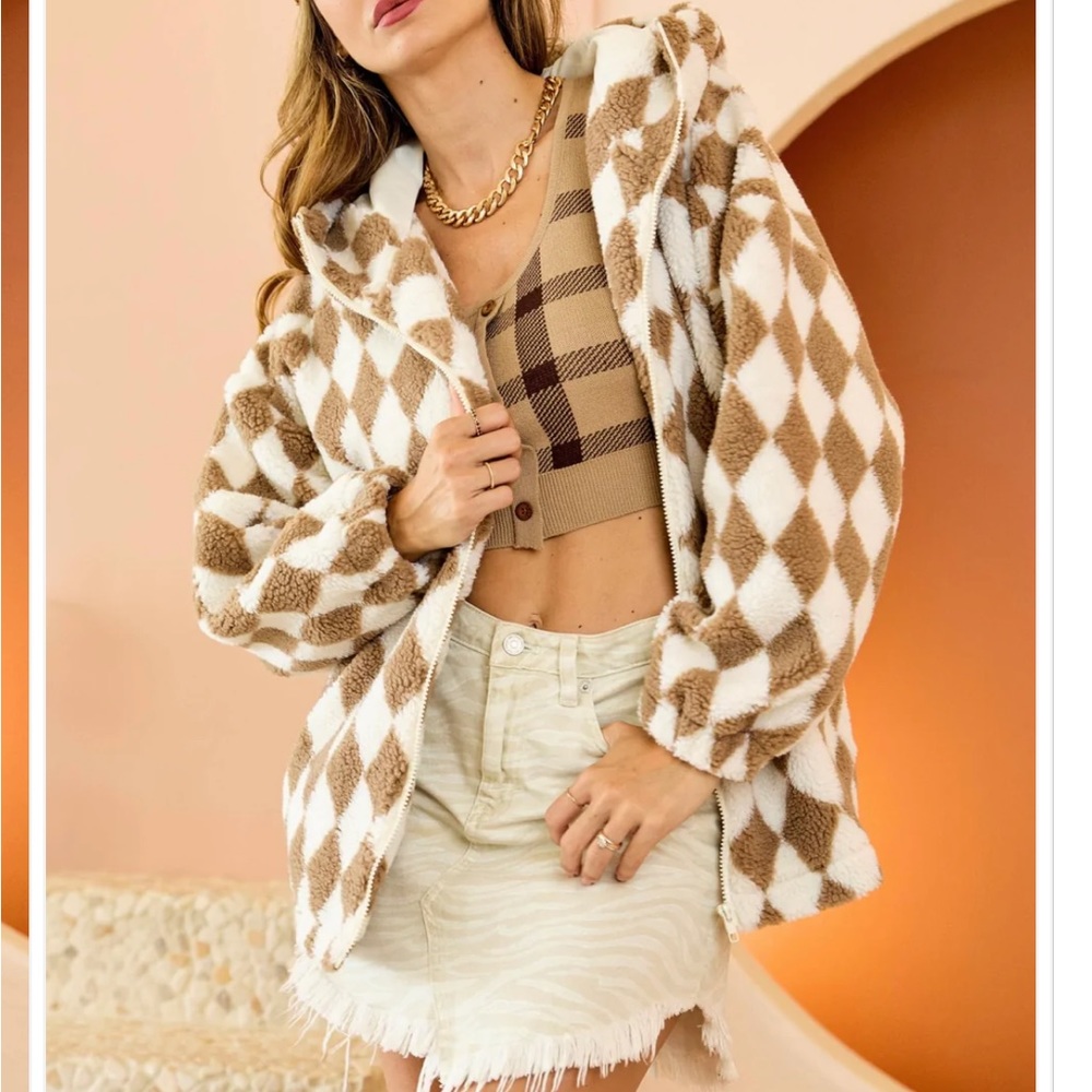 Stylish and Cozy Sherpa Diamond-Print Hooded Jacket - Cream & Tan
